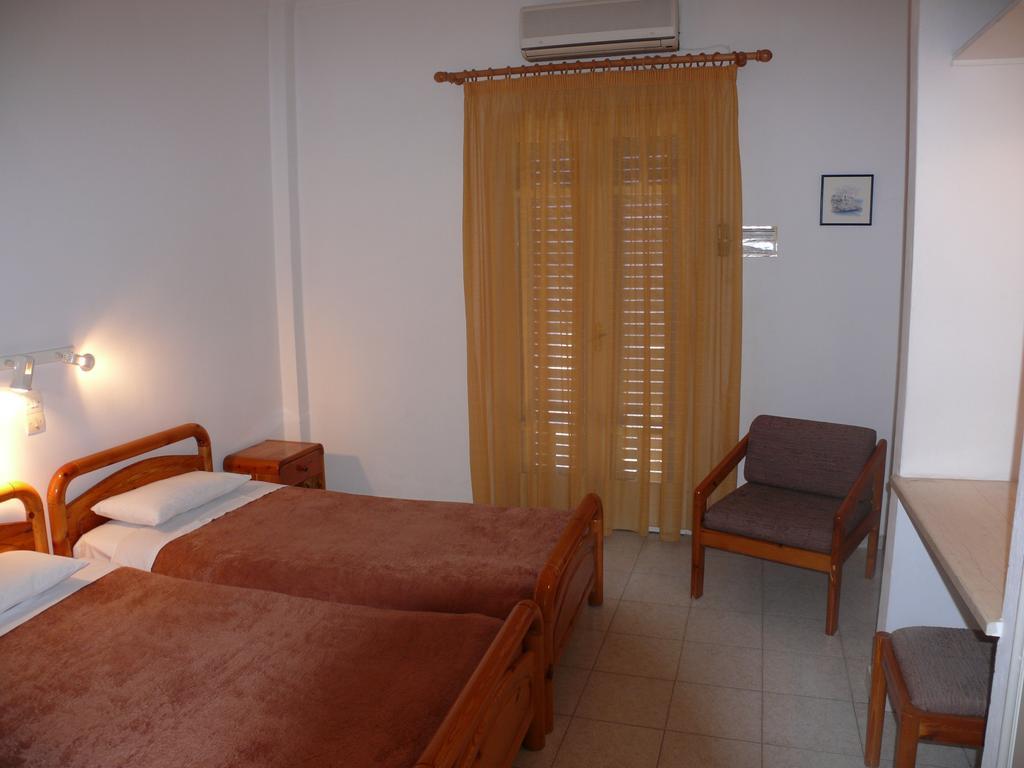 西尔维亚一室公寓酒店 Agia Marina  外观 照片
